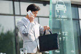 上班路上的商务男士图片