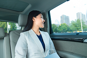 年轻女人坐在汽车里往外看照片