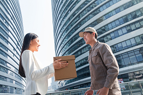 快递员给年轻女人送快递图片