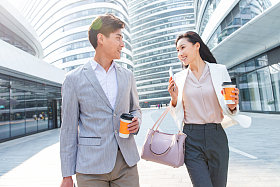 上班路上的青年商务人士图片