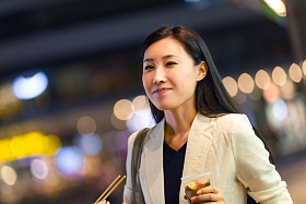 商务女士下班路上吃东西图片