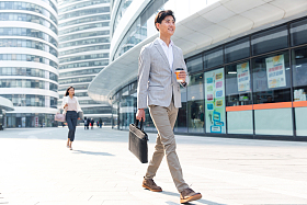 上班路上的青年商务人士图片