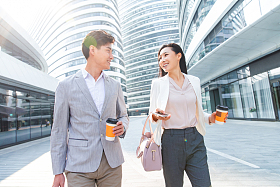 上班路上的青年商务人士图片