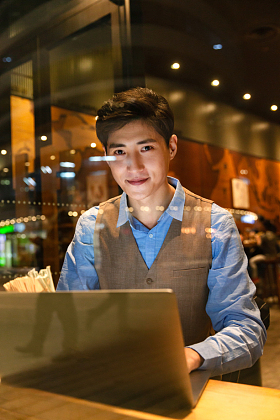 商务男士使用电脑图片