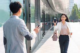 上班路上的青年商务人士