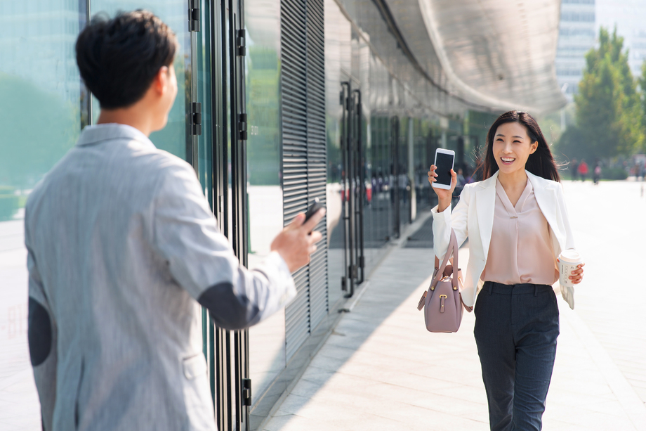 上班路上的青年商务人士 上班路上的青年商务人士