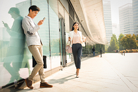 站在户外的商务男士看手机