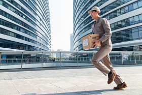 拿着包裹奔跑的快递员图片