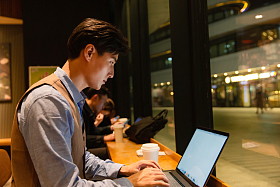 商务男士使用电脑