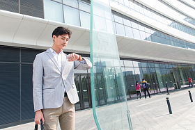 上班路上的商务男士照片