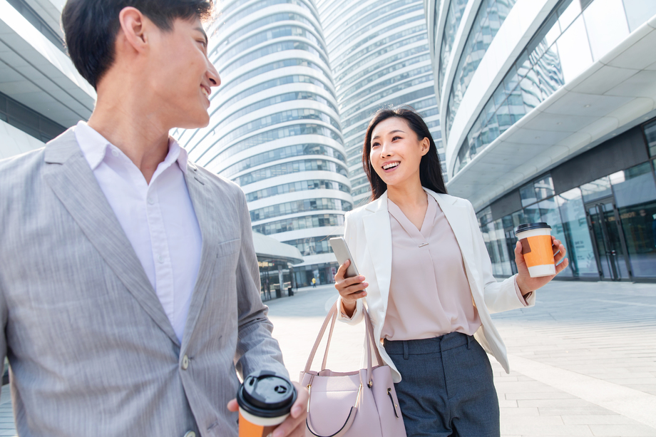 上班路上的青年商务人士图片