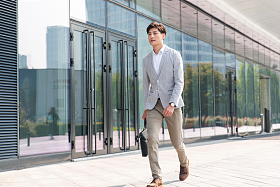 上班路上的商务男士图片