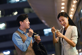 商务人士在户外吃快餐图片