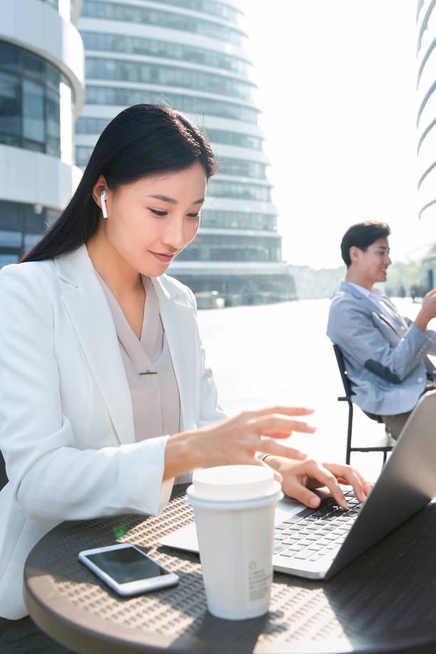 商务女士在室外工作图片 商务女士在室外工作图片