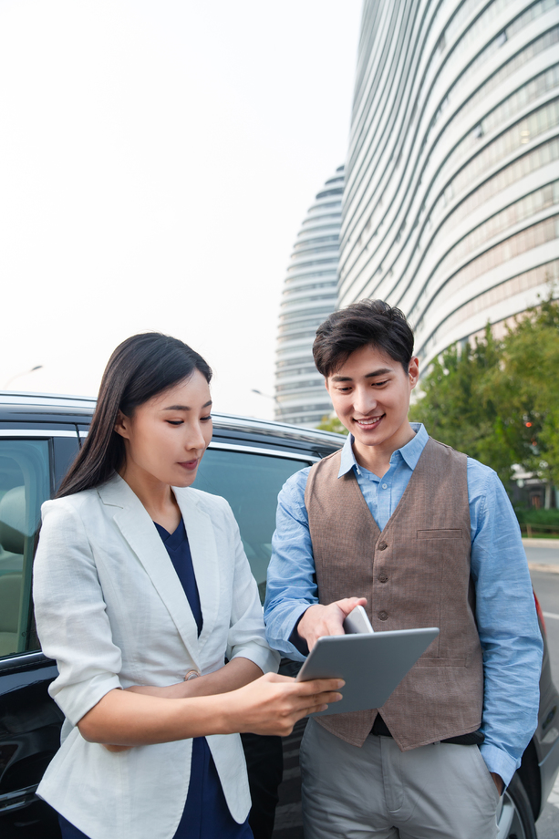 青年商务人士讨论工作 青年商务人士讨论工作