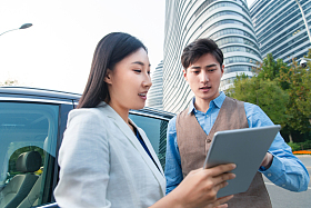 青年商务人士讨论工作图片