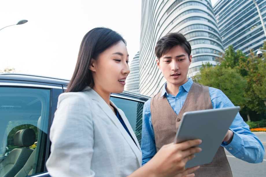 青年商务人士讨论工作图片 青年商务人士讨论工作图片