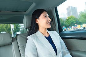 年轻女人坐在汽车里往外看