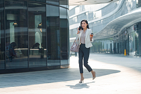 拿着咖啡的商务女性打电话图片