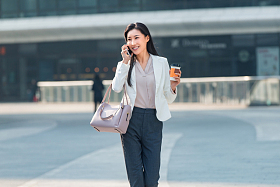 拿着咖啡的商务女性打电话图片
