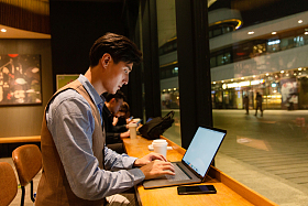 商务男士使用电脑照片