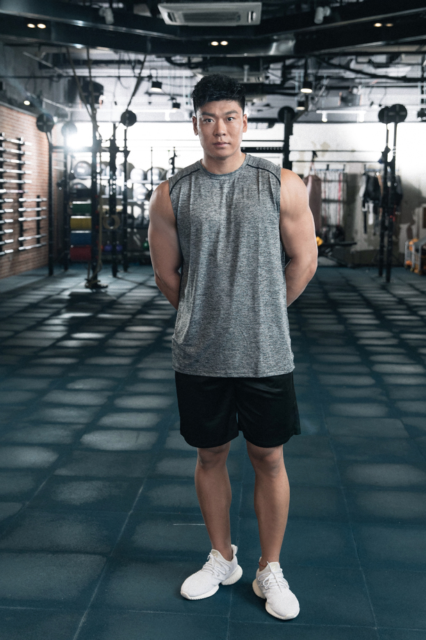 健身房里的年轻男子图片 健身房里的年轻男子图片