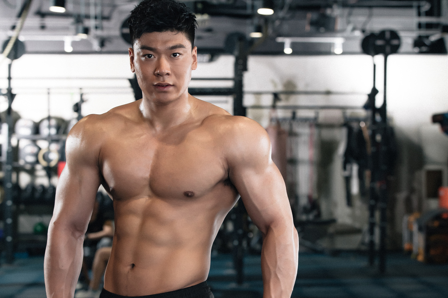年轻男子在健身房休息