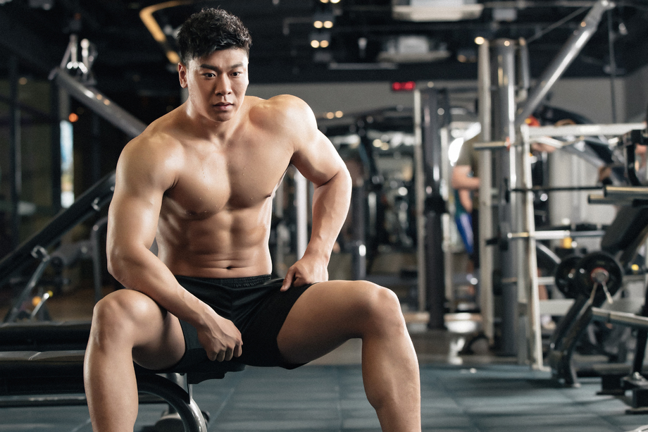 年轻男子在健身房休息