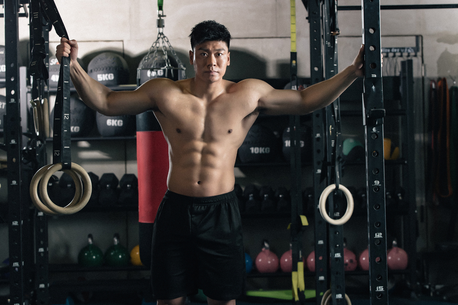 年轻男子在健身房健身图片 年轻男子在健身房健身图片