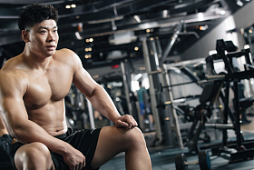 年轻男子在健身房休息照片