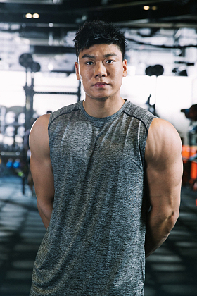 健身房里年轻男子的肖像照片