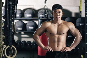 年轻男子在健身房休息