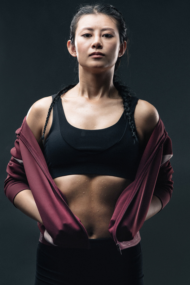 年轻的健身女教练的肖像照片 年轻的健身女教练的肖像照片