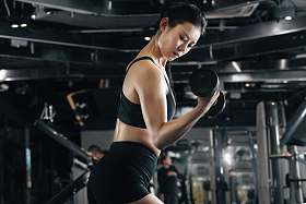 年轻女子在健身房健身