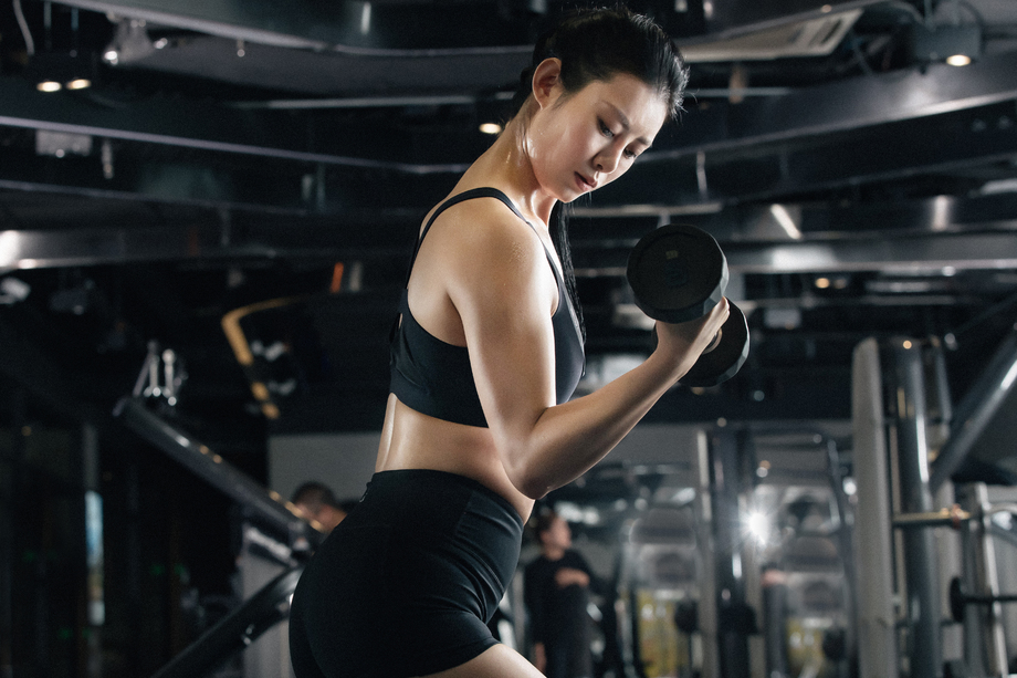 年轻女子在健身房健身 年轻女子在健身房健身