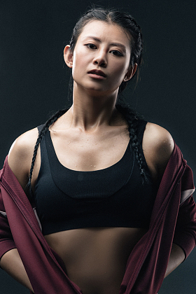 年轻的健身女教练的肖像