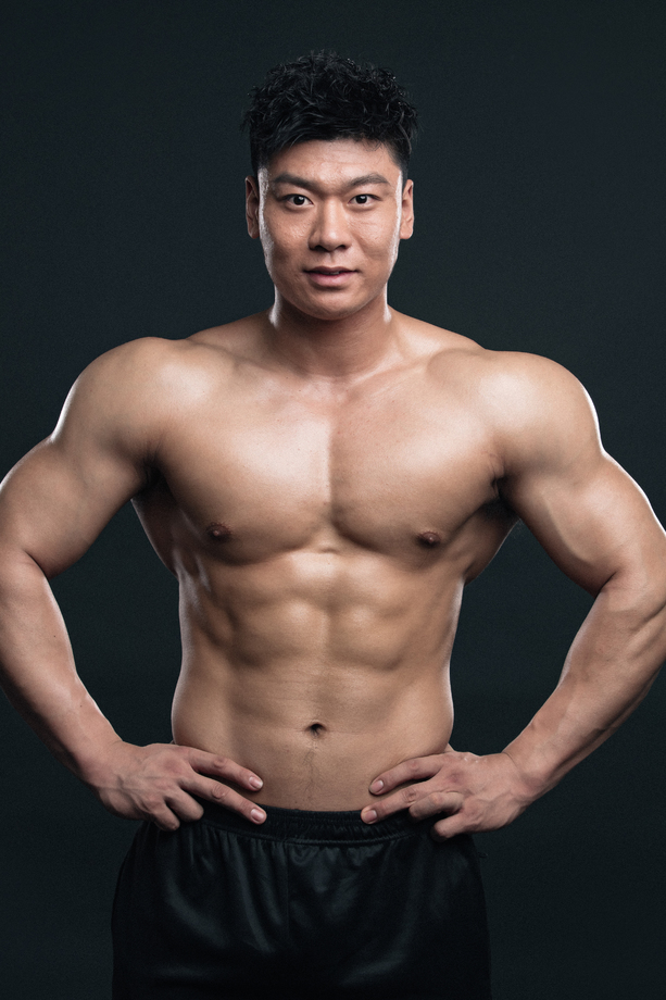 年轻都市肌肉男的肖像 年轻都市肌肉男的肖像