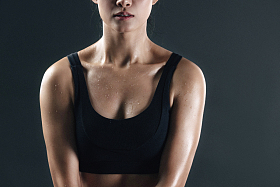 一个女健美运动员的局部特写