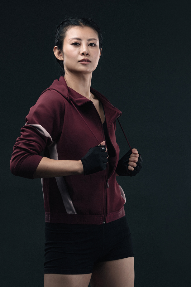 穿着运动服的青年女人