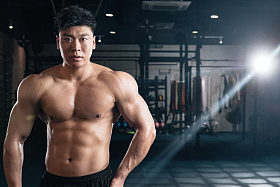 健身房内刚健完身的青年男人图片