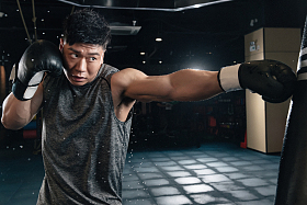 青年男人拳击手在健身房训练