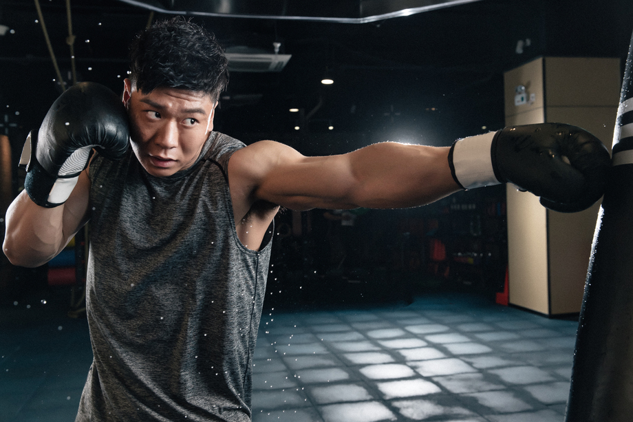 青年男人拳击手在健身房训练 青年男人拳击手在健身房训练