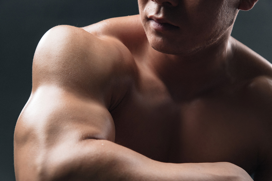 健美运动员的肱二头肌的特写图片 健美运动员的肱二头肌的特写图片