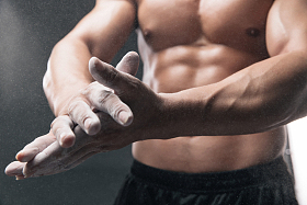 健美运动员的手在涂抹滑石粉