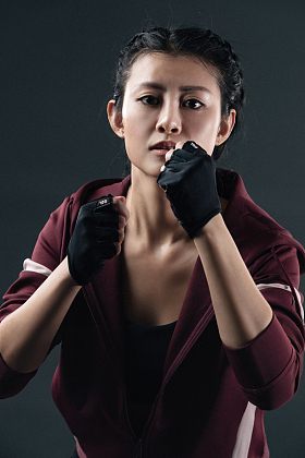 穿着运动服健身的青年女人图片