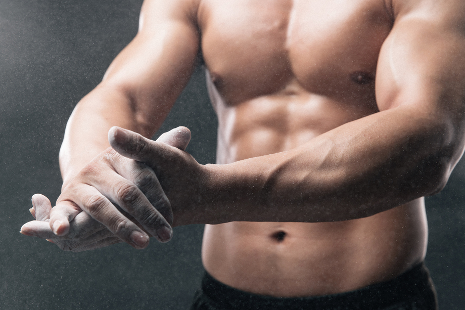 健美运动员的手在涂抹滑石粉 健美运动员的手在涂抹滑石粉