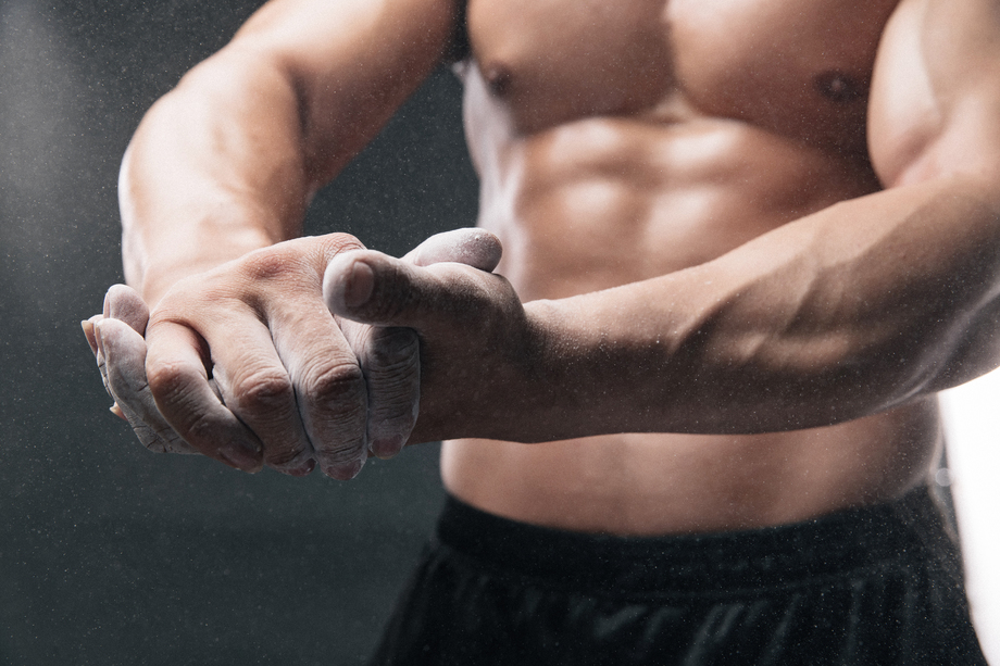 健美运动员的手在涂抹滑石粉图片 健美运动员的手在涂抹滑石粉图片