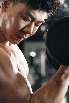 年轻男子在健身房举哑铃