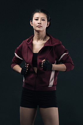 穿着运动服的青年女人图片