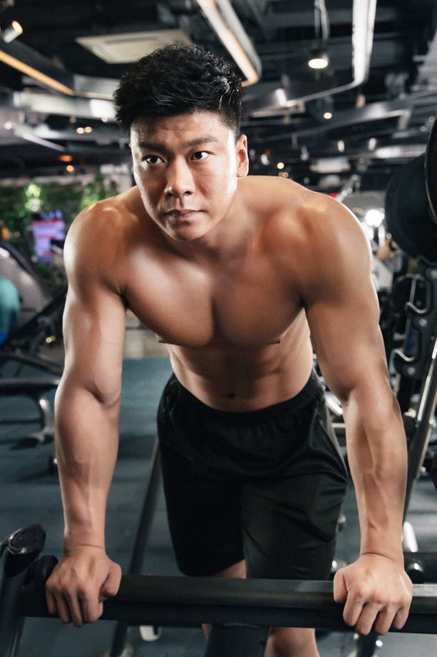 青年男人在健身房健身 青年男人在健身房健身